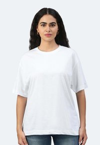 T-shirt bianca in cotone con scollatura rotonda, maniche corte e vestibilità relaxed. Tessuto morbido e senza motivi o accenti visibili.