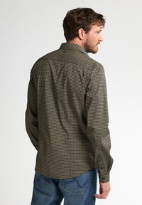 Langsleeveshirt met een gestructureerd patroon in donkere tinten groen en bruin, voorzien van een button-down kraag en smalle manchetten. Frisse textuur.