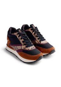 Sneaker con una toma nera, accenti in camoscio marrone e una stampa pitonata beige a motivi. Presentano lacci neri e dettagli in viola.