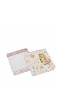 Quadratische Geschenkbox aus rosa gemustertem Papier, mit floralen Designs und einer Cartoonillustration eines Mädchens mit einer Biene. Offen mit weißem Innenraum.