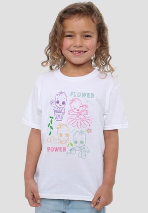 Weißes Baumwoll-T-Shirt mit bunten Cartoon-Figuren und Pflanzenmotiven. Grafischer Text lautet "FLOWER POWER" in Pink und Grün. Kurze Ärmel.