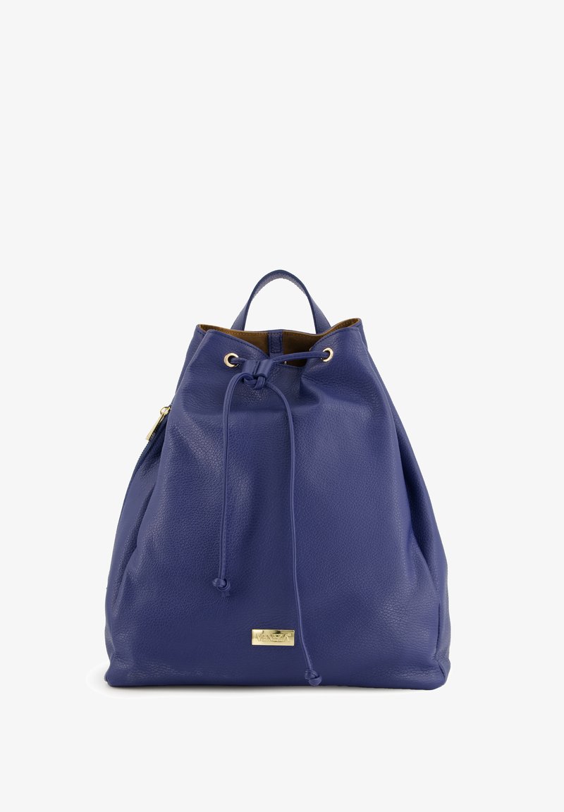 Blaues Leder-Rucksack mit strukturiertem Finish, Kordelzugverschluss, goldfarbener Hardware und einem oberen Griff zum Tragen.