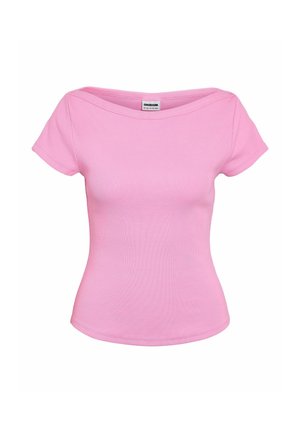 Įliemenuotas, trumpomis rankovėmis rausvas megztinis su valtine iškirpte, pateiktas ant balto fono.