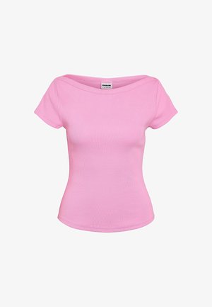 Roosa, soonikkoesise lühikeste varrukatega tihedalt istuv pluus paadikaelusega, valgel taustal.