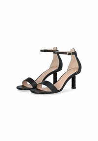 Sandalias de tacón alto de cuero negro con correa al tobillo, punta abierta y tacones de bloque con un diseño estampado. Textura suave y diseño minimalista.