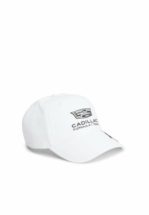 Weißes Baseballcap mit schwarzem Cadillac Formel 1 Team-Logo und Text vorne, schräg gestellt, um die gebogene Krempe zu zeigen.