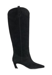 Černé semišové vysoké kozačky s špičatou špičkou, texturovaným povrchem a šikmým podpatkem. Obsahují dekorativní prošívání a smyčkovou poutko.