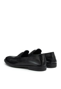 Mocassini in pelle nera con finitura liscia, punta rotonda e tacco leggermente sollevato. Presentano alette laterali per facilitare l'indossamento.