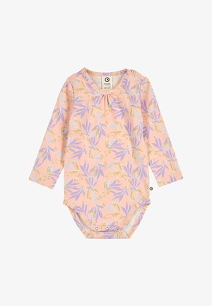 Langærmet babybody med lyserød baggrund og mønster af lilla og beige blomsterblade, trykknapper nederst og på skulderen.