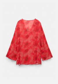 Rød, tie-dye bluse lavet af letvægtsstof; har en V-udskæring og lange, flagrende ærmer med en løs pasform.