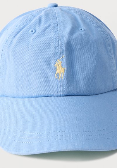 Ανοιχτό μπλε καπέλο μπέιζμπολ με ένα μικρό κίτρινο κεντημένο λογότυπο παίκτη πόλο στο κέντρο του μπροστινού πάνελ.