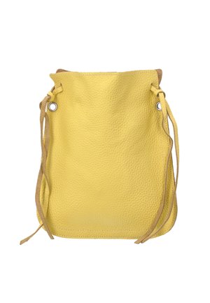 Sárga, texturált bőr húzózsinóros erszény barna velúr pántokkal, melyek fémlyukakon keresztül vannak fűzve, fehér háttér előtt.