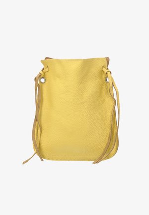 Gul tekstureret læderpose med snøre og brune ruskind stropper trukket gennem metaløjne mod en hvid baggrund.