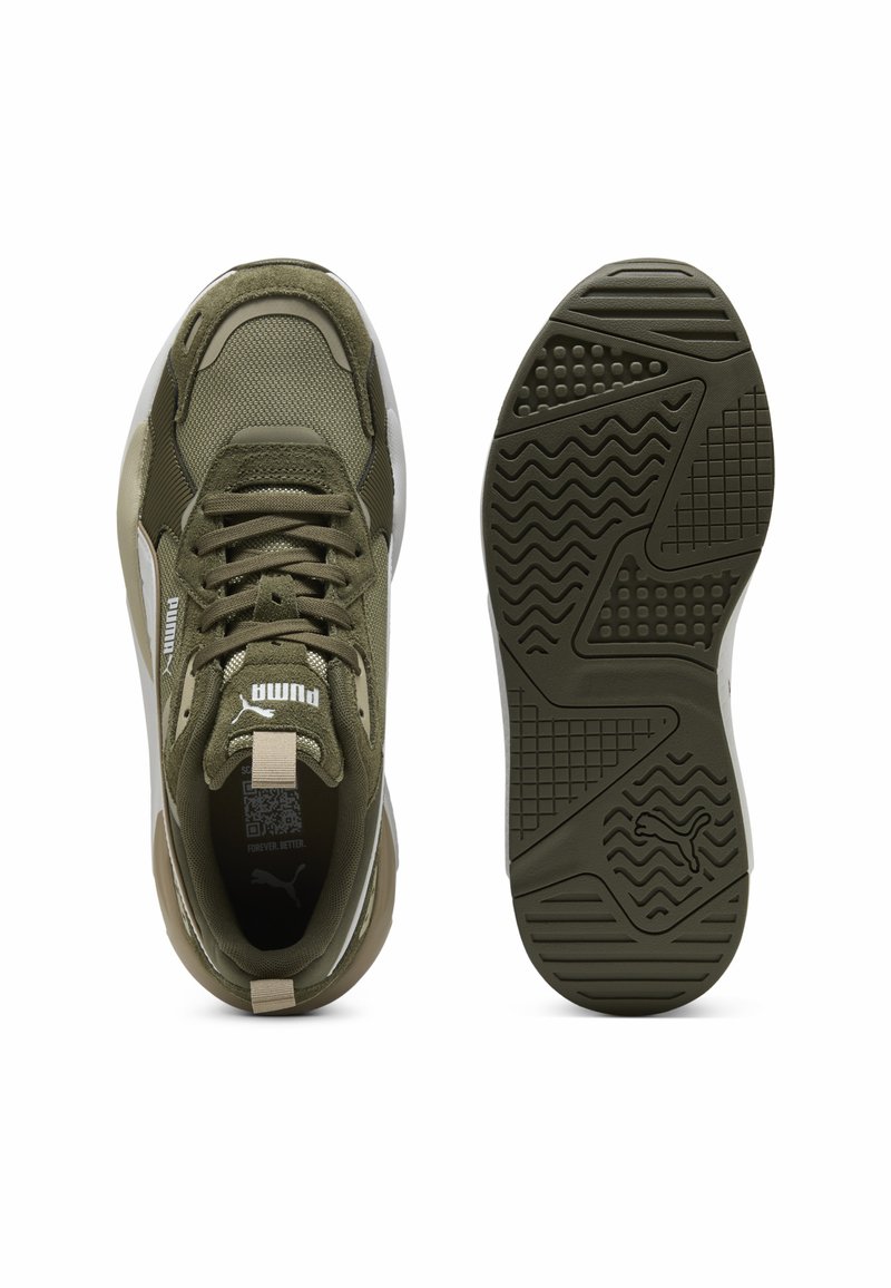 Chaussures de sport vertes avec un dessus en mesh, des détails texturés et une semelle en caoutchouc avec un motif en zigzag. Accentées d'un logo.