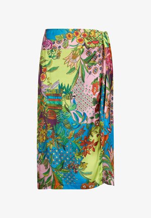 Oblečena krilca do kolen z živahnimi cvetličnimi in geometrijskimi vzorci v roza, modri, zeleni, oranžni in rumeni barvi.