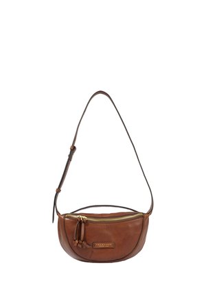 Sac besace en cuir marron en forme de croissant avec fermeture éclair dorée et bandoulière ajustable, avec plaque logo à l'avant.