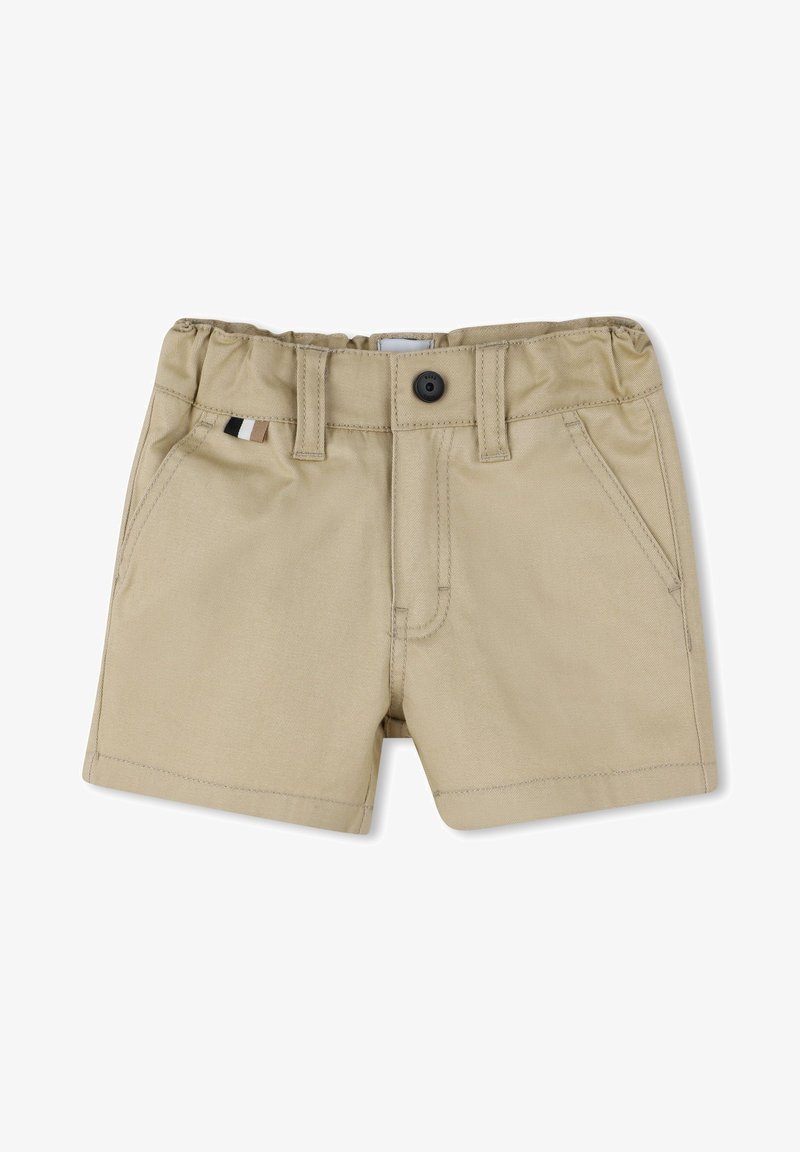 Shorts beige pour tout-petit avec taille élastique, bouton à l'avant, passants pour ceinture, poches avant inclinées et petite étiquette en tissu tricolore sur la poche gauche.