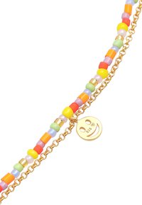Collier en perles colorées avec des perles multicolores, une chaîne dorée et un pendentif souriant doré portant un tampon "925".