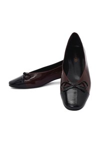 Balletflats met een spitse neus, een donker bordeauxkleurig lakleren lichaam en een zwarte glanzende neuskap. Heeft een klein strikaccent op de wreef.