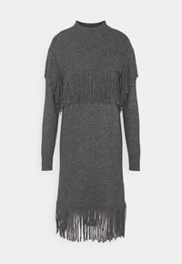 Robe pull en tricot gris foncé avec des manches longues, un col montant, un panneau supérieur texturé et des détails en frange sur la poitrine, les manches et l'ourlet.
