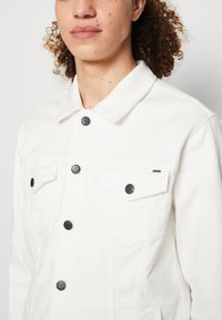 Only & Sons ONSCOIN LIFE COLOUR TRUCKER - Giacca di jeans - white