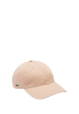Gorra de béisbol de algodón beige con visera curva, seis paneles y un logo de cocodrilo bordado en verde en el costado. Textura suave.