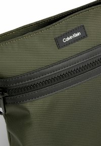 Calvin Klein FLAT - Borsa a tracolla - dark olive