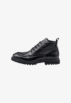 Bottines noires en cuir avec des surfaces texturées et lisses, bout arrondi, laçage à six œillets, et semelle en caoutchouc robuste avec des profondeurs de crampons.