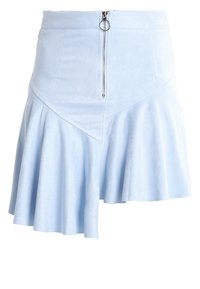 Vaaleansininen mokkanahkainen mini hame, jossa on levenevä helma, epäsymmetrinen muotoilu ja edessä vetoketju, jossa on pyöreä nyöri.