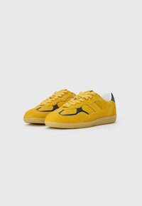 Gelbe Wildledersneaker mit schwarzen Synthetikakzenten, runder Zehenpartie, gepolstertem Kragen und strukturierten Sohlen. Verfügt über ein klassisches Schnürdesign.