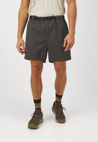 Herre mørkegrå shorts med et svart justerbart belte, med en avslappet passform og lett stoff. Kombinert med mørke sko og stripete sokker.