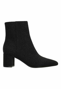 Zwarte enkelboots van textiel, met een spitse neus en een stevige blokhak. Eenvoudig ontwerp zonder extra accenten.