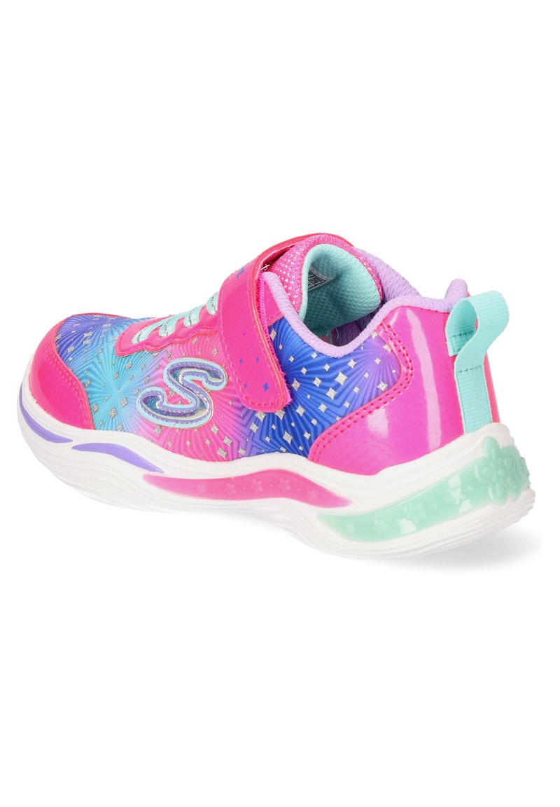 Zapatilla deportiva multicolor con parte superior holográfica en rosa y azul, correa de Velcro y suela blanca con acentos de color.