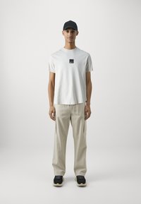 Karl Lagerfeld Jeans CURVED HEM - Pamata T-krekls - whitecap gray