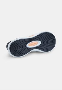 La semelle de la chaussure présente un caoutchouc texturé bleu marine avec un accent orange. Le design courbé inclut des motifs de vagues distincts pour une meilleure adhérence.