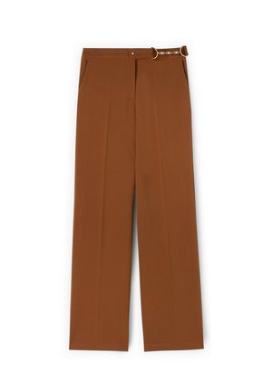 Pantaloni marroni a gamba ampia con una texture liscia, dotati di una cintura con metalleria argentata, due tasche laterali e una linea dritta.