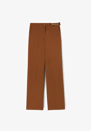 Pantaloni maro, cu croi larg, dintr-un material neted, având o curea cu accesorii din argint, două buzunare laterale și un design drept.