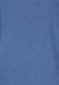 Helles blaues Gewebe, glatte Textur, mit einheitlichem Erscheinungsbild. Einheitliche Farbe mit leichten Abweichungen, die auf gewebte Details hinweisen.