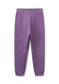 Paarse sweatpants met een elastische tailleband en geribbelde manchetten, plat weergegeven tegen een witte achtergrond.