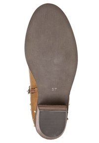Suola di stivale in suede marrone con una superficie in gomma testurizzata, dotata di chiusura laterale con zip e borchie metalliche lungo il bordo superiore. Taglia 37 indicata.