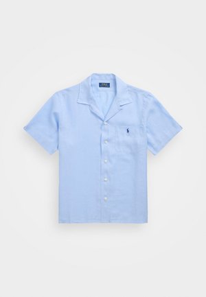 Chemise à manches courtes bleu clair en lin avec un col ouvert, poche avant et cinq boutons sur la patte de boutonnage. Logo de la marque sur la poche.