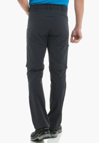 Pantalones convertibles para hombre en tejido gris oscuro. Cuentan con bolsillos con cremallera, costuras reforzadas y puños ajustables. Adecuados para actividades al aire libre.