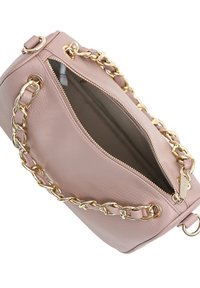 Borsa a tracolla in pelle rosa con finitura testurizzata. Presenta dettagli in catena dorata sulla tracolla e un'apertura con zip. L'interno è foderato in tessuto coordinato.