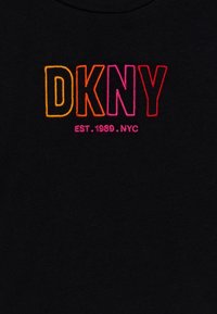 Černé bavlněné tričko s vyšívaným nápisem "DKNY" v oranžové, růžové a fialové barvě. Pod ním je napsáno "EST. 1989. NYC". Hladká textura.