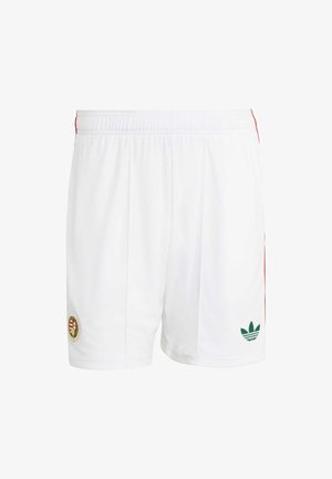 Shorts de sport blancs avec taille élastique, bandes latérales rouges, logo Adidas vert sur la jambe droite et un emblème circulaire sur la jambe gauche.