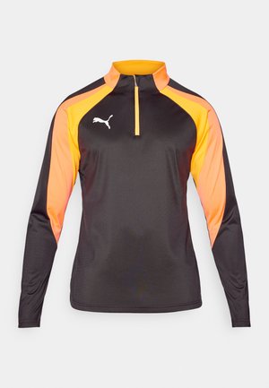 Schwarzes langärmliges Zip-up-Shirt mit orangen und gelben Paneelen. Verfügt über einen hohen Kragen und ein kleines weißes Logo auf der Brust. Glatte Textur.