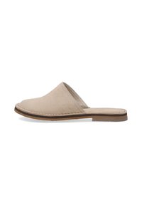Béžová semišová nazouvací bota s kulatou špičkou, minimálním švem a hnědou podrážkou. Rovný design bez paty a popruhu pro snadné obouvání.