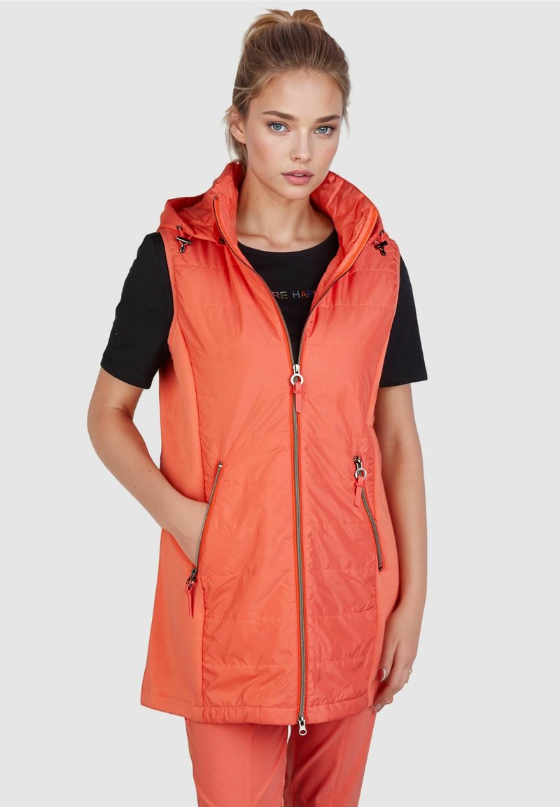 Orange gepolsterte Weste mit hohem Kragen, Reißverschluss vorne und zwei seitlichen Reißverschlusstaschen. Leichtes Material mit glatter Textur.