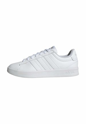 Weißer Adidas Sneaker mit niedrigem Schaft, Schnürverschluss, drei seitlichen Streifen und eingeprägtem Logo auf der Sohle und der Fersenschlaufe.