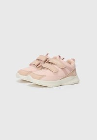 Sneakers rosa claro com duas tiras de Velcro, detalhes tonais, acabamento texturizado e sola branca. Apresenta um logotipo discreto na lateral.